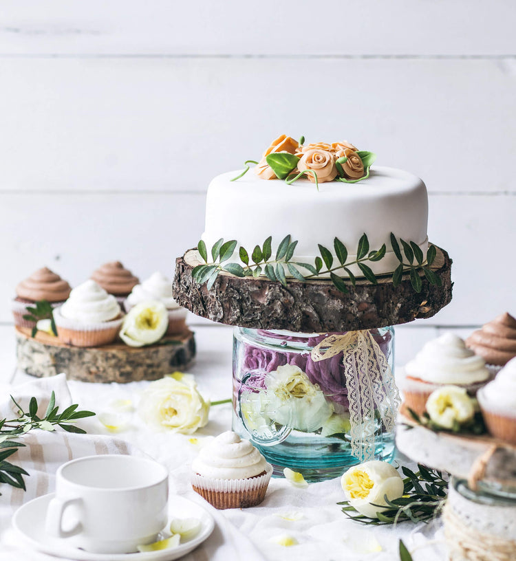 Cake with mastic and roses